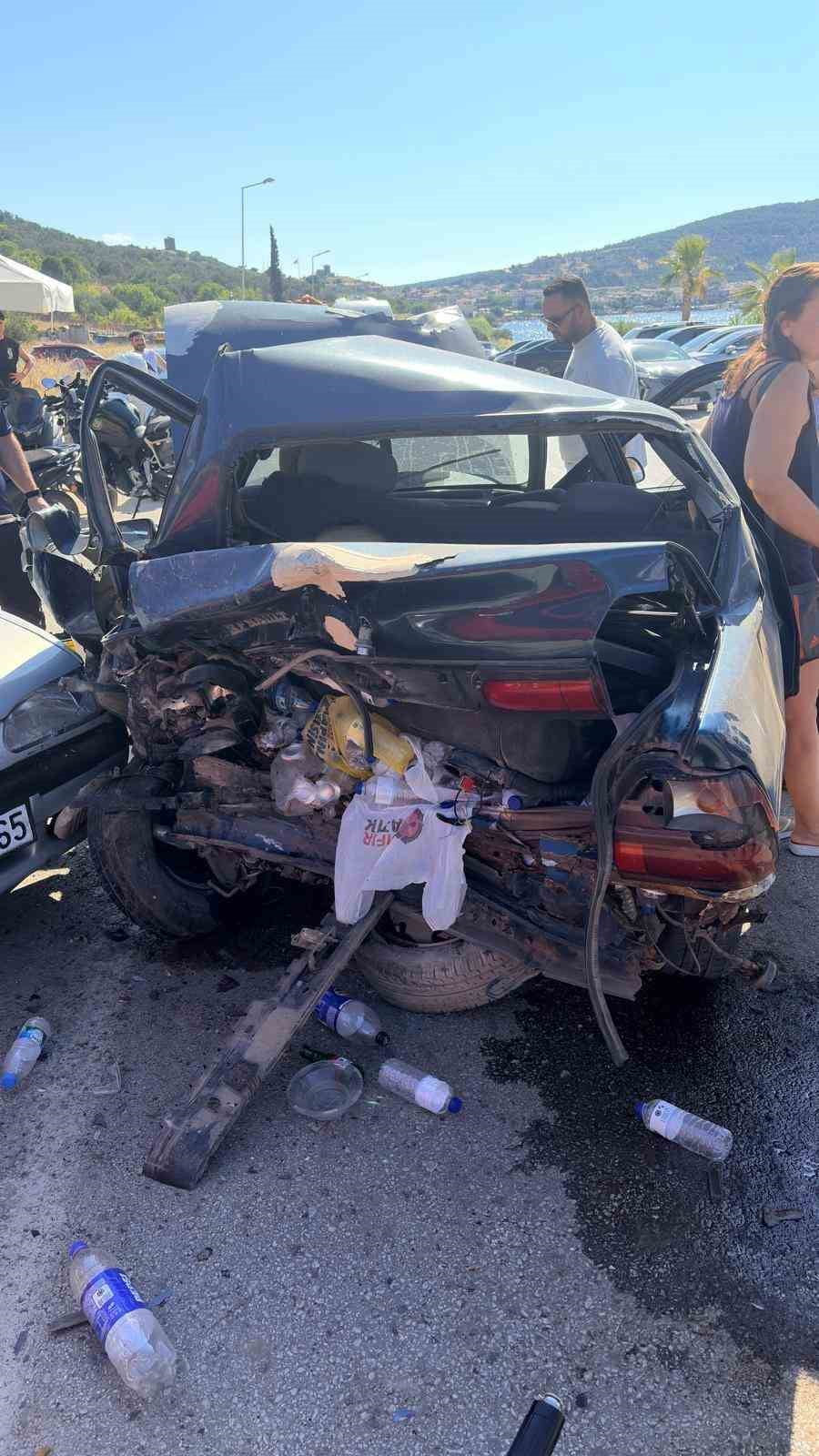 BALIKESİR'İN AYVALIK İLÇESİNDE KONTROLDEN OTOMOBİLİN 4 ARACA VE YAYALARA ÇARPMASI SONUCU MEYDANA...