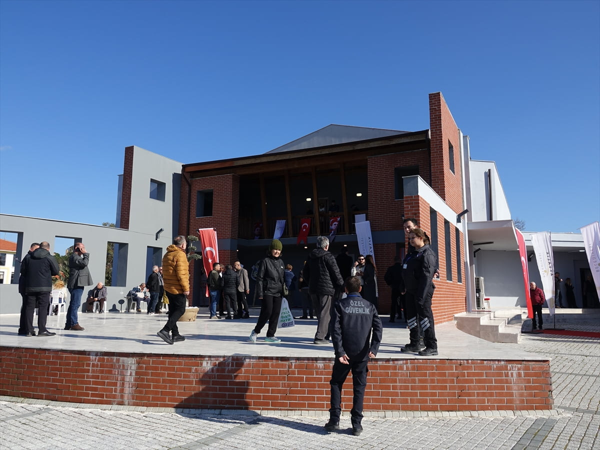 Balıkesir'in Ayvalık ilçesinde, Kuzey Kıbrıs Türk Cumhuriyeti'nin (KKTC) Kurucu Cumhurbaşkanı Rauf...