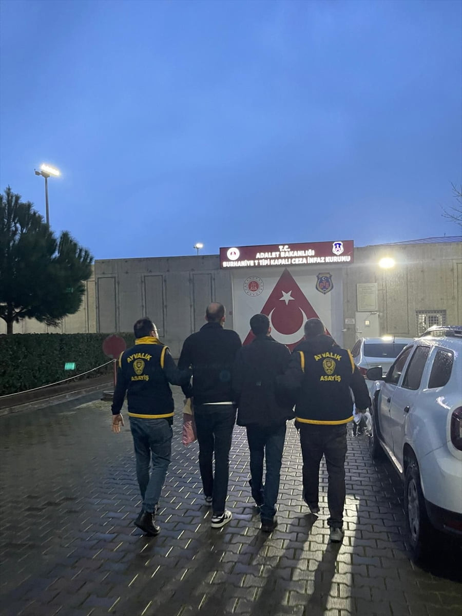 Balıkesir'in Ayvalık ilçesindeki telefon dolandırıcılığı operasyonunda gözaltına alınan 3...