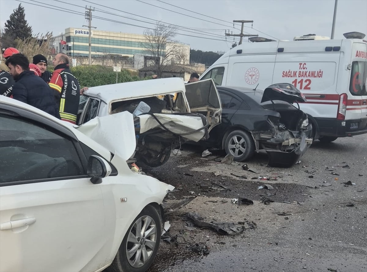 Balıkesir'in Bandırma ilçesinde 4 otomobilin karıştığı kazada 1 kişi öldü, 1 kişi...