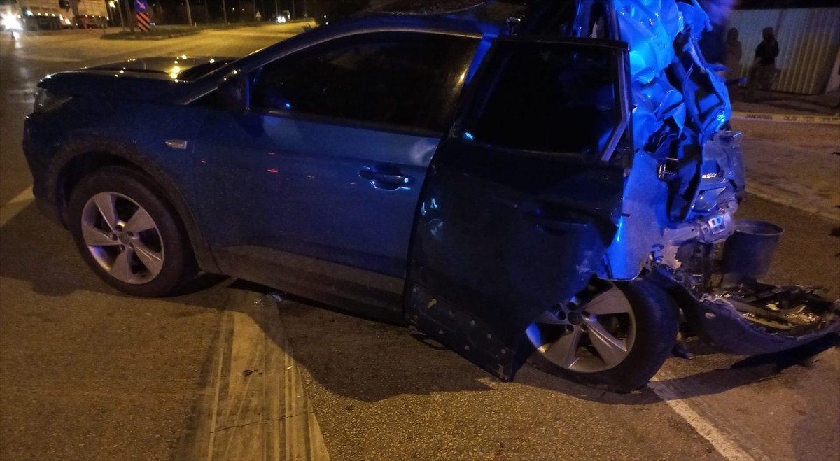 Balıkesir'in Bandırma ilçesinde tırla çarpışan otomobildeki 1 kişi öldü, 1 kişi...