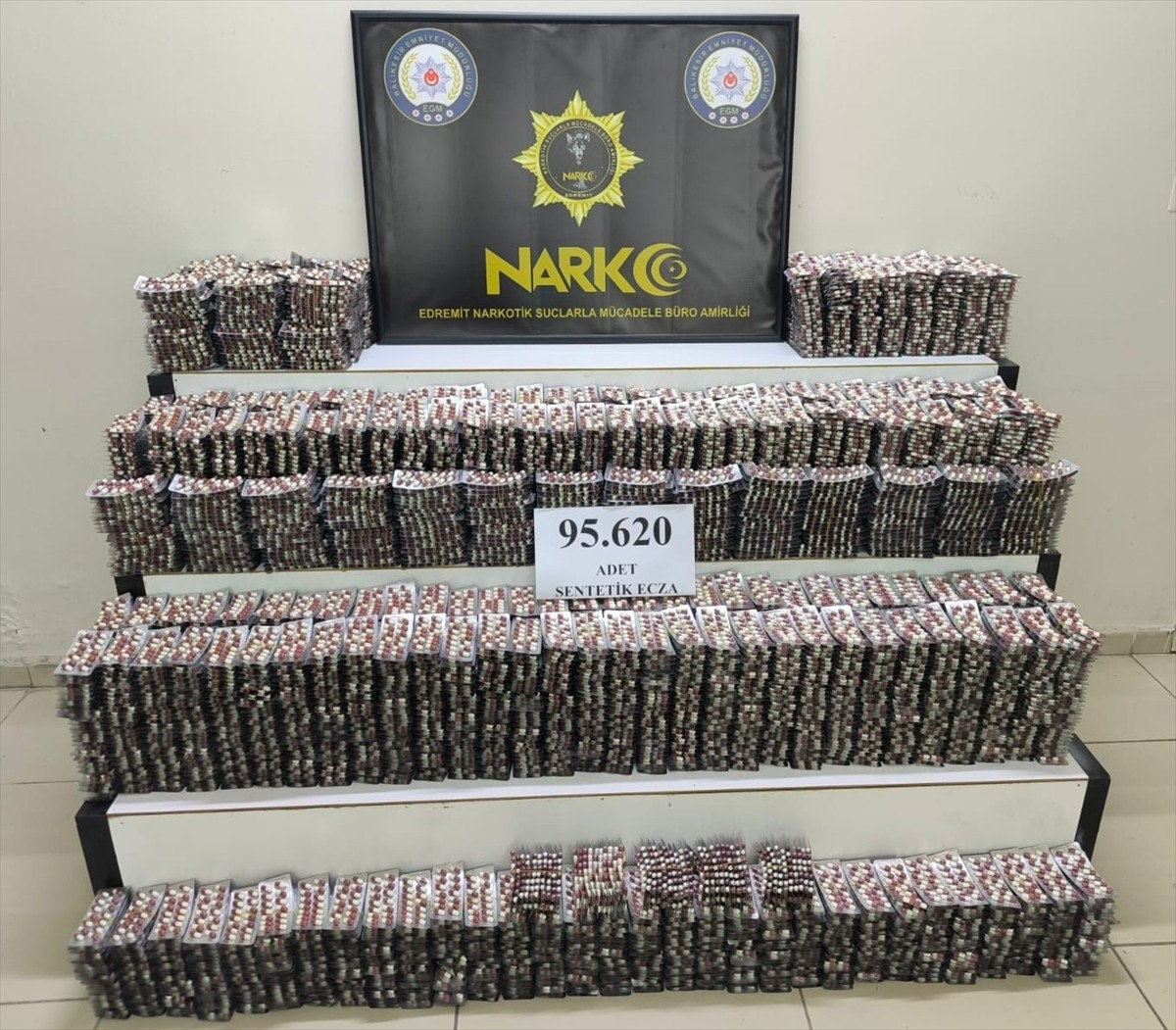 Balıkesir'in Burhaniye ilçesinde düzenlenen operasyonda 95 bin 620 uyuşturucu hap ele geçirildi...