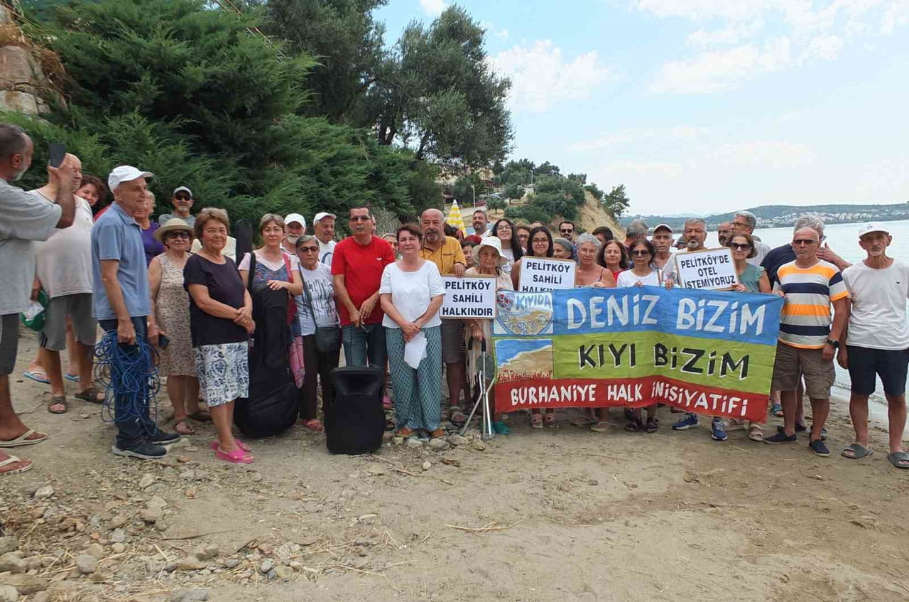 BALIKESİR'İN BURHANİYE İLÇESİNDE PELİTKÖY MAHALLESİ SAHİLİNDE VATANDAŞLARIN DENİZE GİRDİKLERİ...