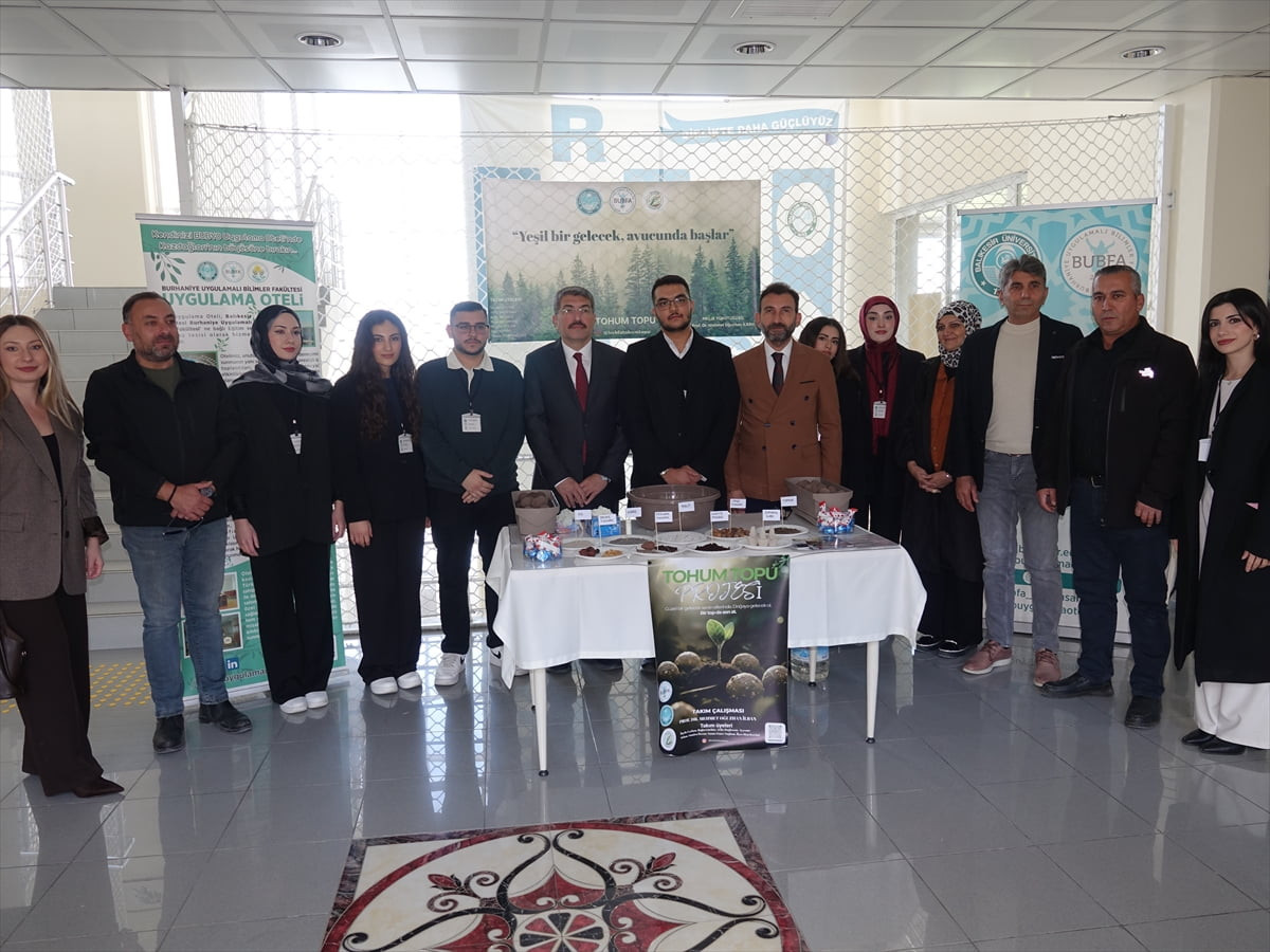 Balıkesir'in Burhaniye ilçesinde üniversite öğrencileri, "Yeşil Bir Gelecek Avucunda Başlar"...