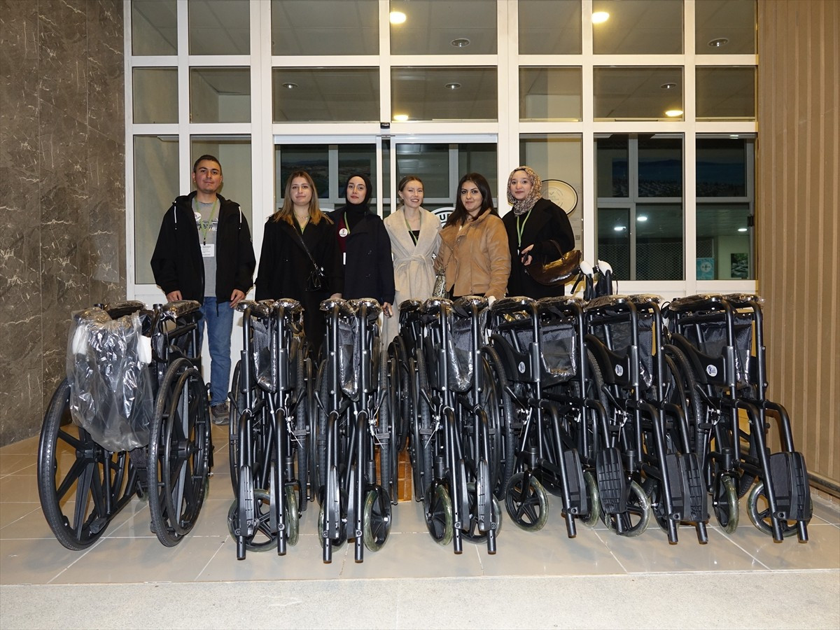 Balıkesir'in Burhaniye ilçesinde üniversite öğrencileri, yürüttükleri "Engelsiz Kalpler Projesi"...