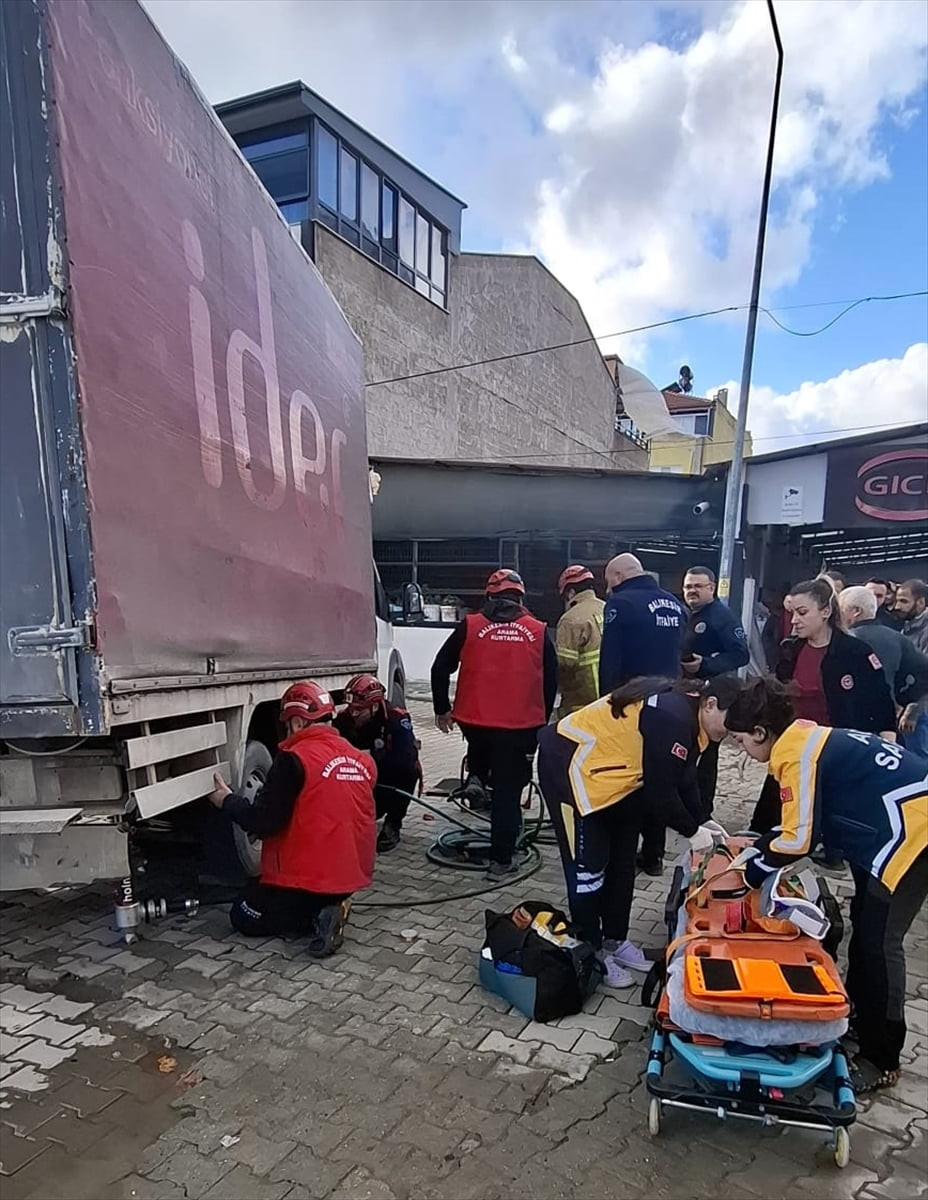 Balıkesir'in Edremit ilçesinde geri manevra yapan kamyonetin altında kalan kişi, itfaiye...