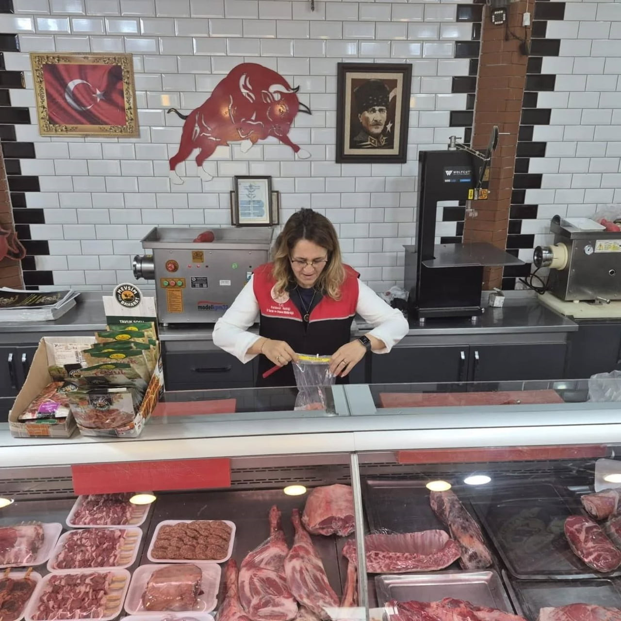 BALIKESİR'İN EDREMİT İLÇESİNDE, HALK SAĞLIĞINI KORUMAK VE GÜVENİLİR GIDAYA ULAŞIMI SAĞLAMAK...