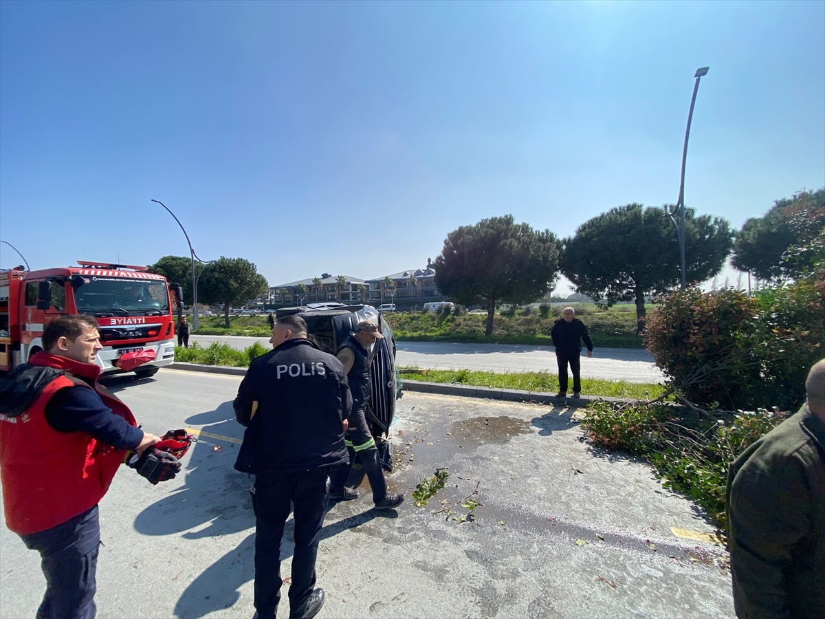 Balıkesir'in Edremit ilçesinde kamyonetin refüjdeki ağaçlara çarparak devrilmesi sonucu 3 kişi...