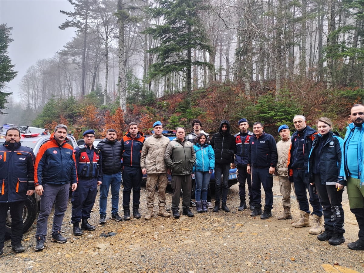 Balıkesir'in Edremit ilçesinde Kazdağları'nda yürüyüşe çıktıktan sonra sis nedeniyle yönlerini...
