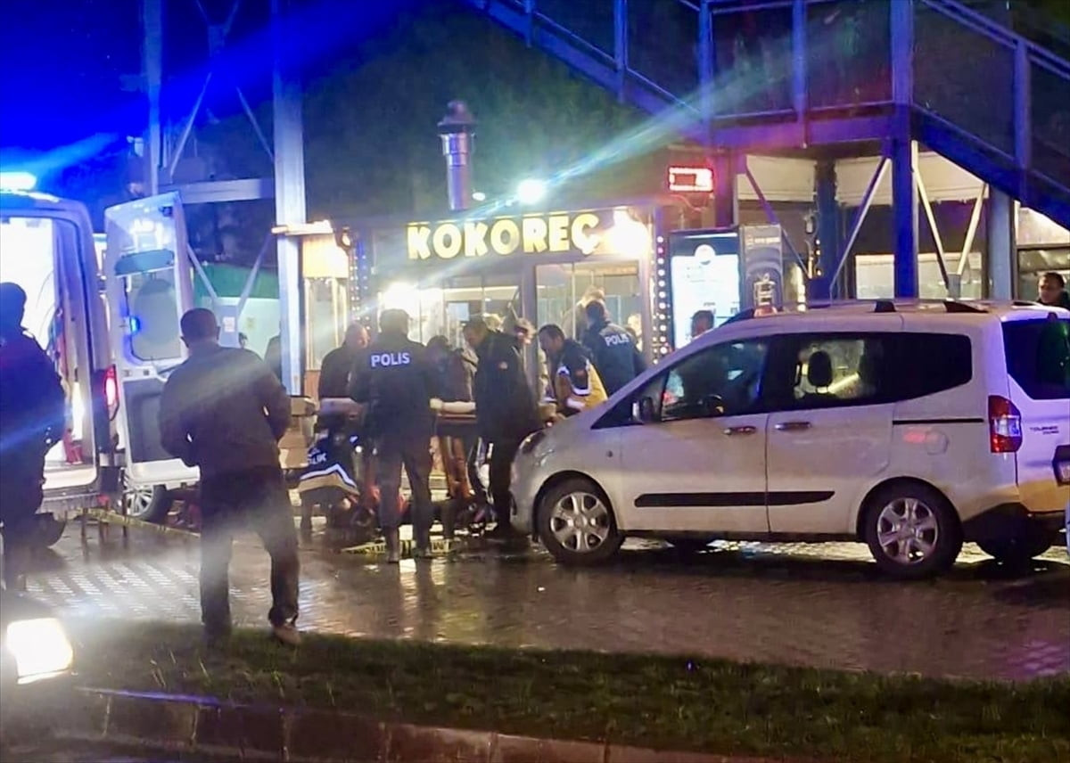 Balıkesir'in Edremit ilçesinde kokoreç dükkanına düzenlenen silahlı saldırıda 1 kişi hayatını...