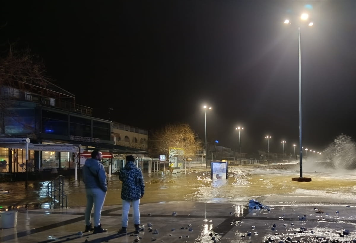 Balıkesir'in Edremit ilçesinde lodos hayatı olumsuz etkiledi. Altınoluk Mahallesi'ndeki kordon...