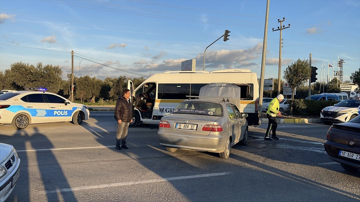 Balıkesir'in Edremit ilçesinde öğrenci servis minibüsüyle otomobilin çarpıştığı kazada 4'ü öğrenci...
