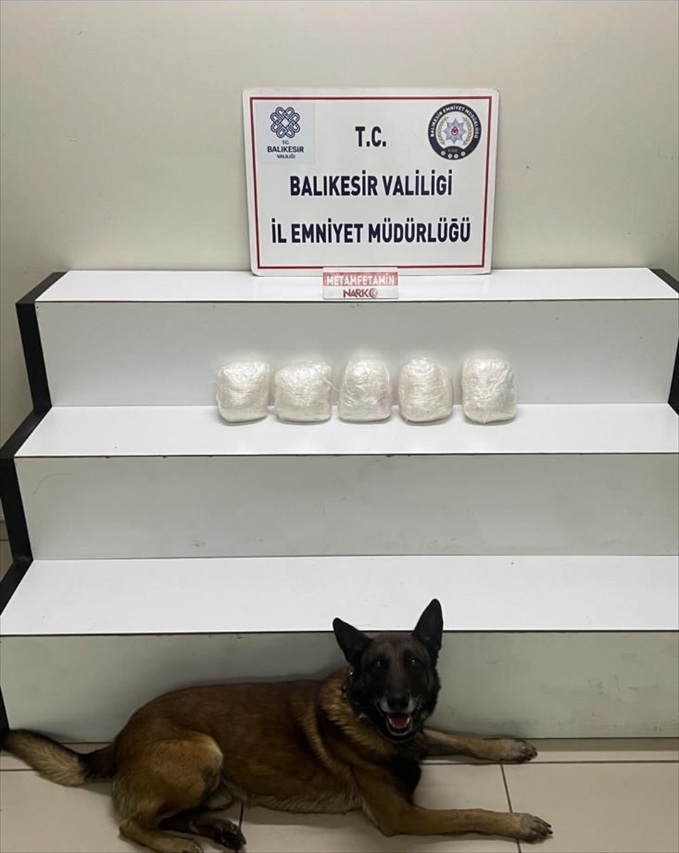 Balıkesir'in Edremit ilçesinde polis tarafından durdurulan bir otomobilin bagajında 5 kilogram...