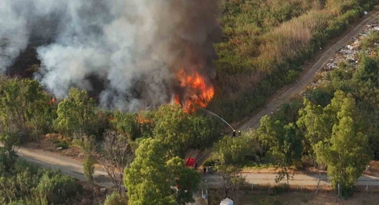 BALIKESİR'İN EDREMİT İLÇESİNDE SAZLIK ALANDA ÇIKAN VE KISA SÜREDE BÜYÜYEN YANGIN, İTFAİYE VE ORMAN...