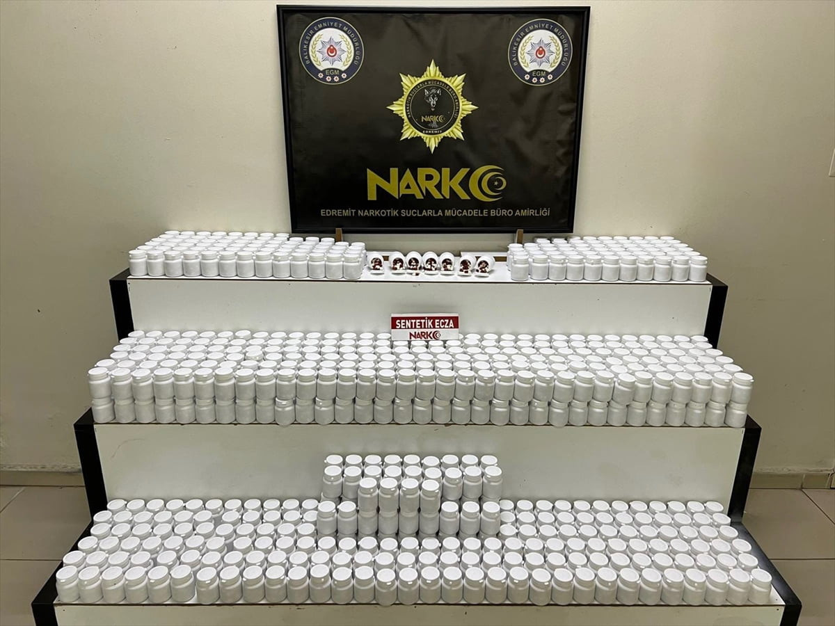 Balıkesir'in Edremit ilçesinde şüpheli araca düzenlenen operasyonda, 42 bin 600 sentetik...