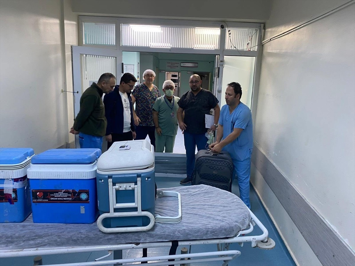 Balıkesir'in Edremit ilçesinde tedavi gördüğü hastanede beyin ölümü gerçekleşen kişinin karaciğeri...