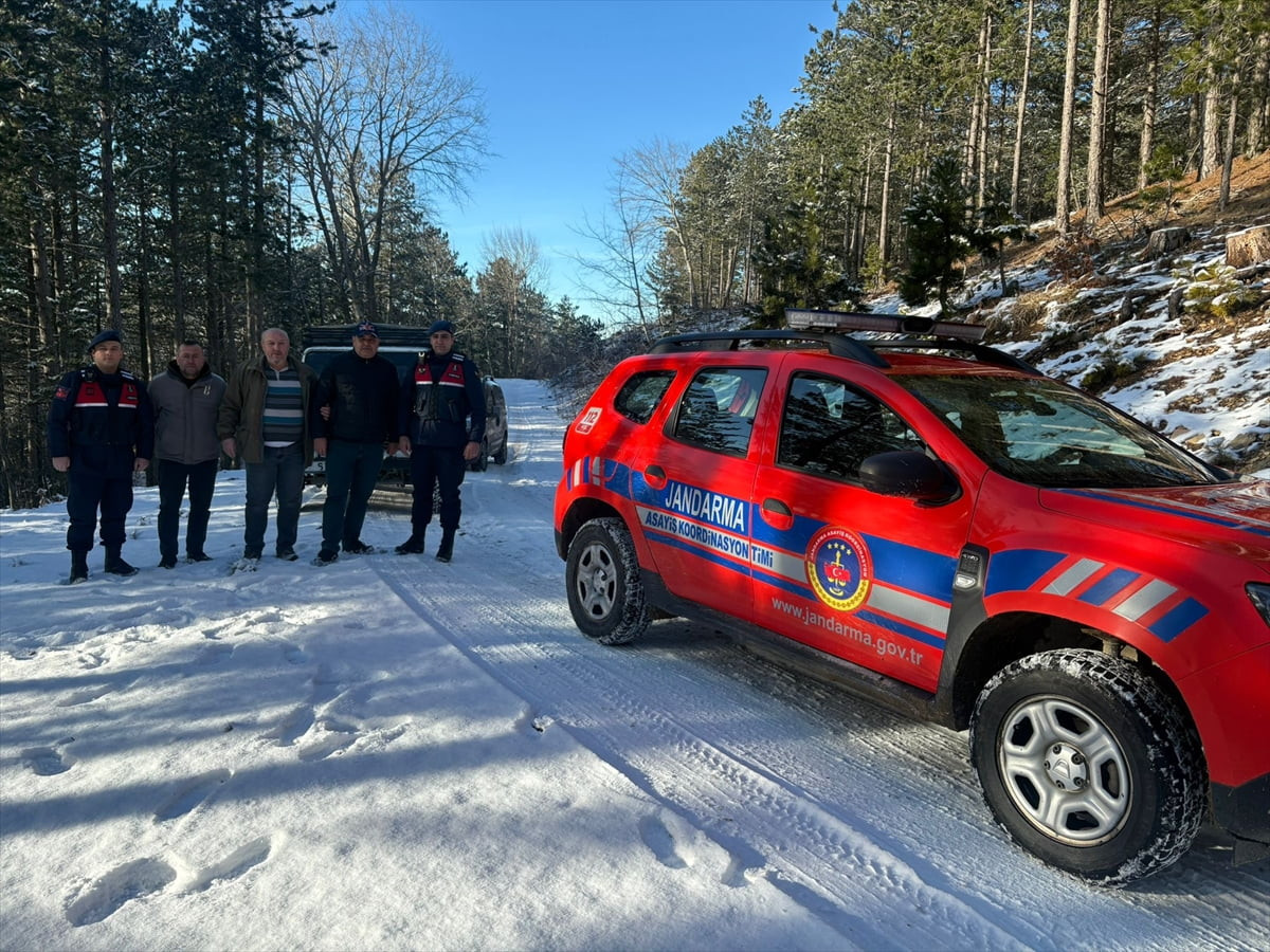 Balıkesir'in Edremit ilçesindeki Kazdağları'nda kar ve buzlanma nedeniyle araçlarıyla mahsur kalan...