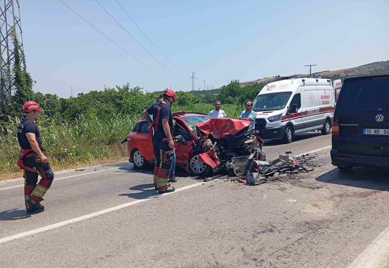BALIKESİR'İN ERDEK İLÇESİNDE 3 ARACIN KARIŞTIĞI TRAFİK KAZASINDA 1 KİŞİ HAYATINI KAYBETTİ, 2 KİŞİ...
