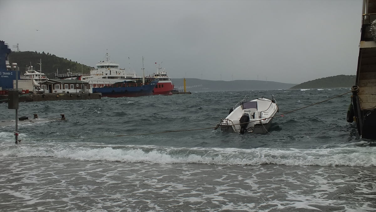 Balıkesir'in Erdek ilçesinde etkili olan sağanak ve lodos nedeniyle, denizden taşan dalgalar sahil...