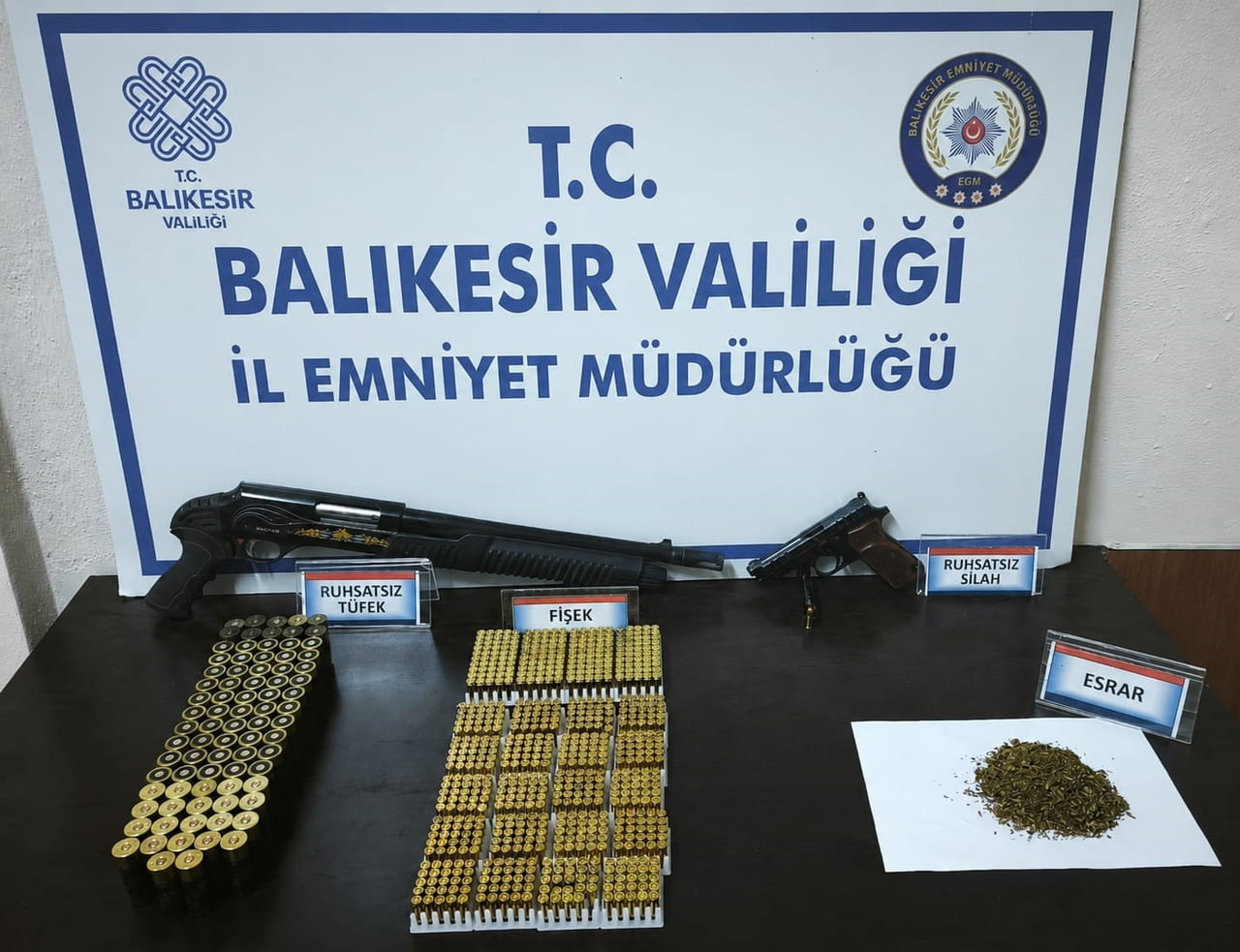 BALIKESİR'İN ERDEK İLÇESİNDE SON İKİ HAFTADA 29 ARANAN ŞAHIS YAKALANIRKEN, RUHSATSIZ SİLAHLAR...