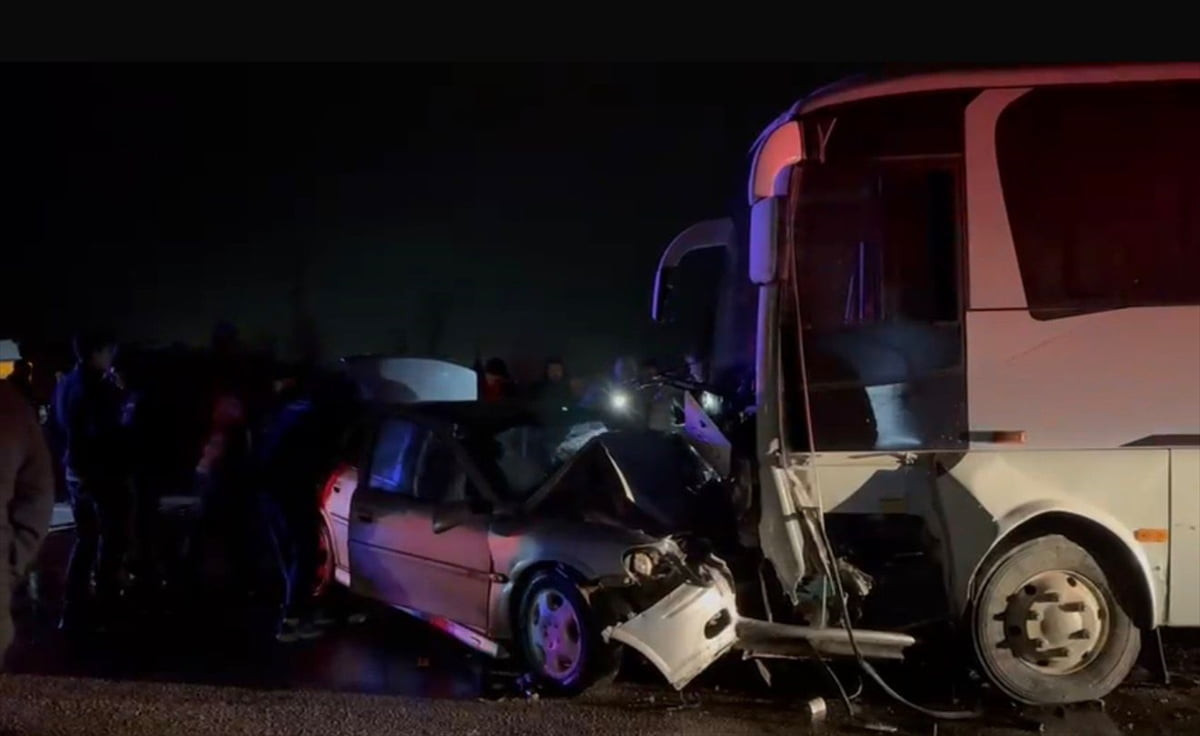 Balıkesir'in Gönen ilçesinde, işçileri taşıyan servis midibüsü ile otomobilin çarpışması sonucu 1...
