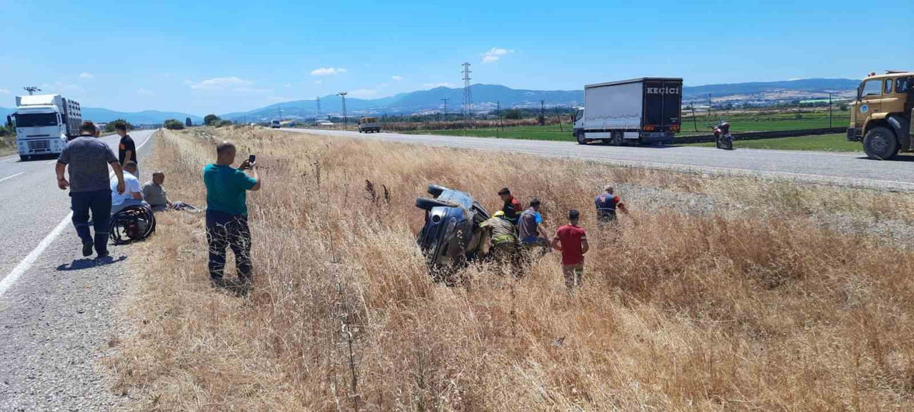 BALIKESİR'İN GÖNEN İLÇESİNDE KONTROLDEN ÇIKARAK ORTA REFÜJE YAN YATAN OTOMOBİLİN SÜRÜCÜSÜ...