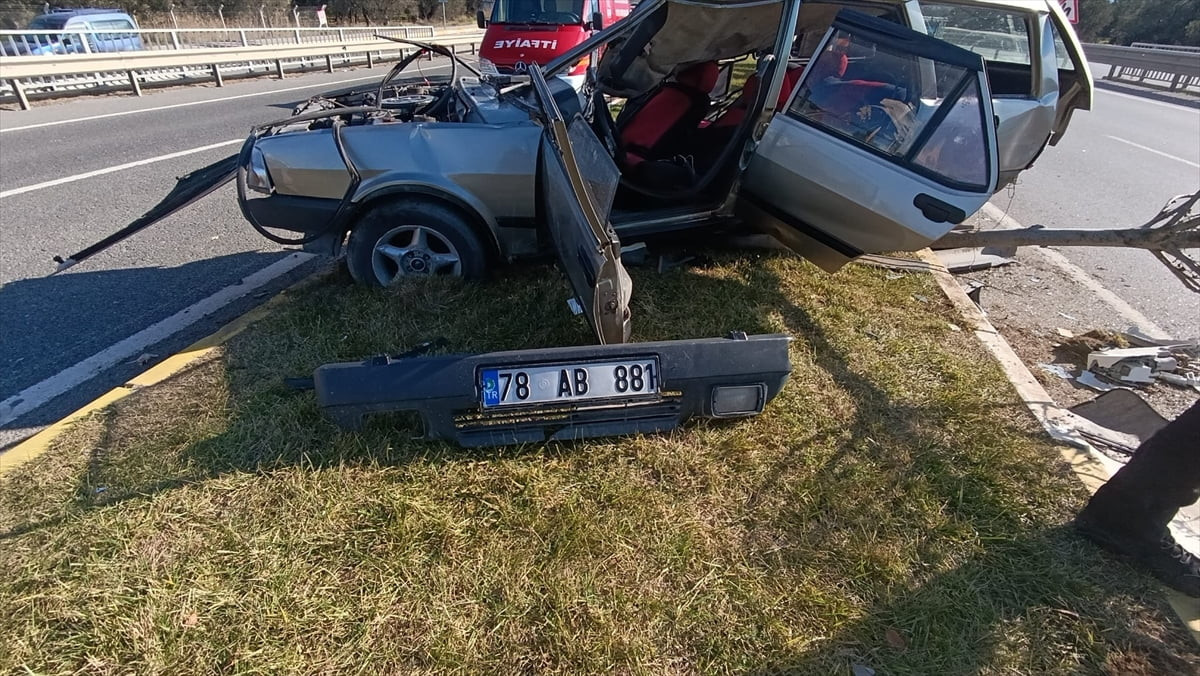 Balıkesir'in Havran ilçesinde, çöp kamyonuna çarpan otomobildeki 1 kişi öldü, 1'i ağır 2 kişi...