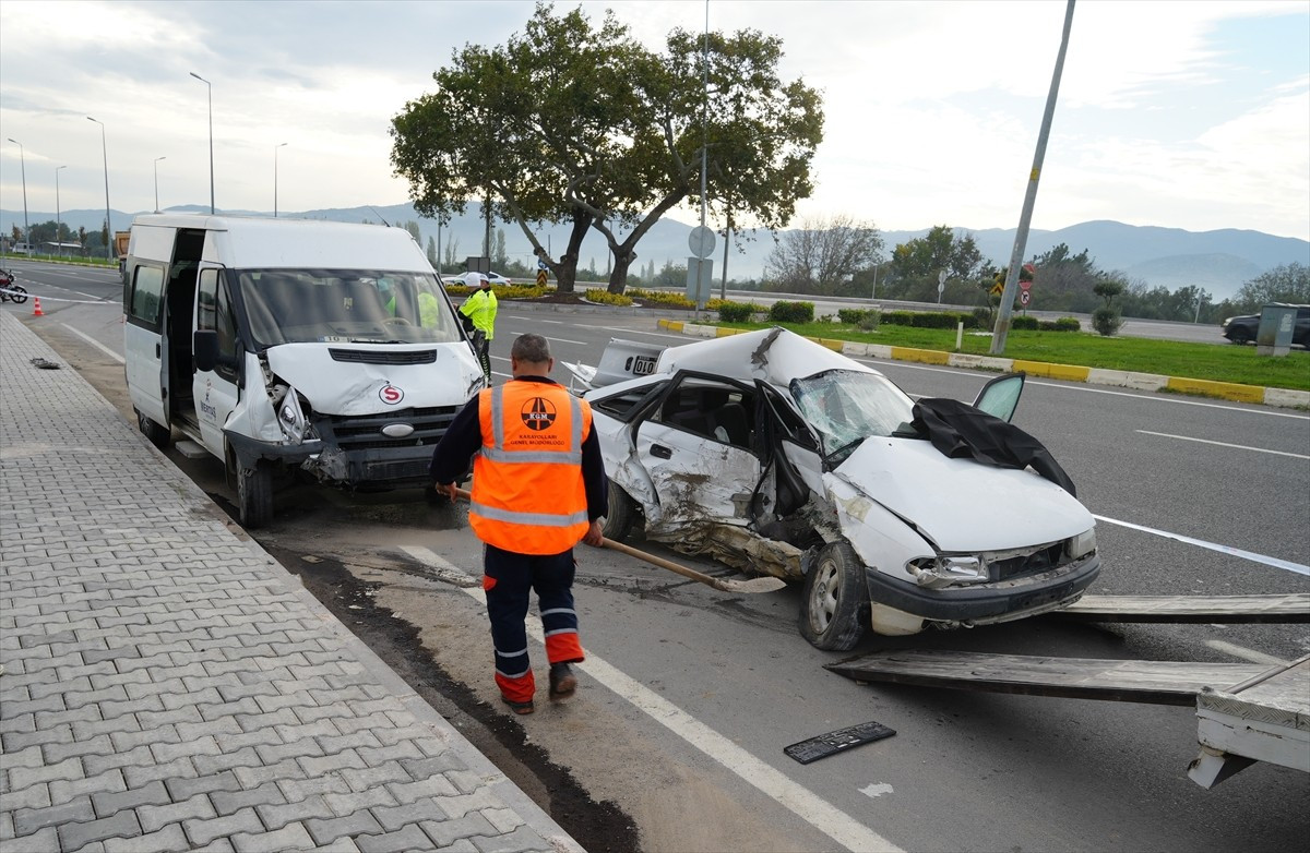 Balıkesir'in Havran ilçesinde işçileri taşıyan minibüs ile otomobilin çarpışması sonucu 1 kişi...