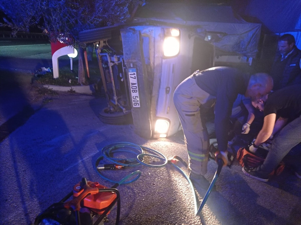 Balıkesir'in Havran ilçesinde kamyon ve kamyonetin çarpışmasıyla meydana gelen trafik kazasında 1...