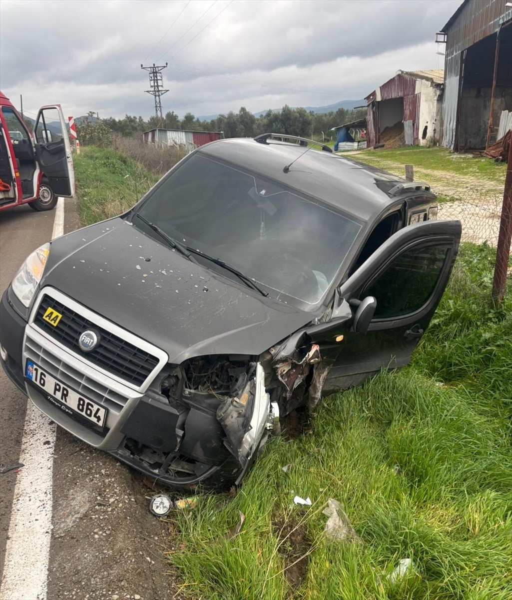 Balıkesir'in Havran ilçesinde otomobil ile hafif ticari aracın çarpıştığı kazada 3 kişi...