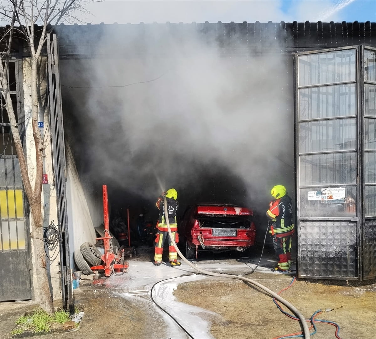 Balıkesir'in Havran ilçesindeki küçük sanayi sitesinde oto kaporta dükkanında çıkan yangında bir...