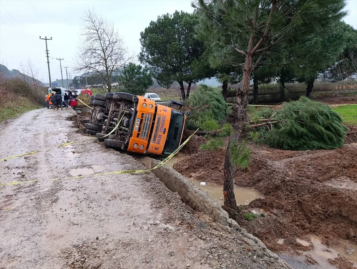 Balıkesir'in İvrindi ilçesinde devrilen beton mikserinin yıktığı ağaçların altında kalan işçi...