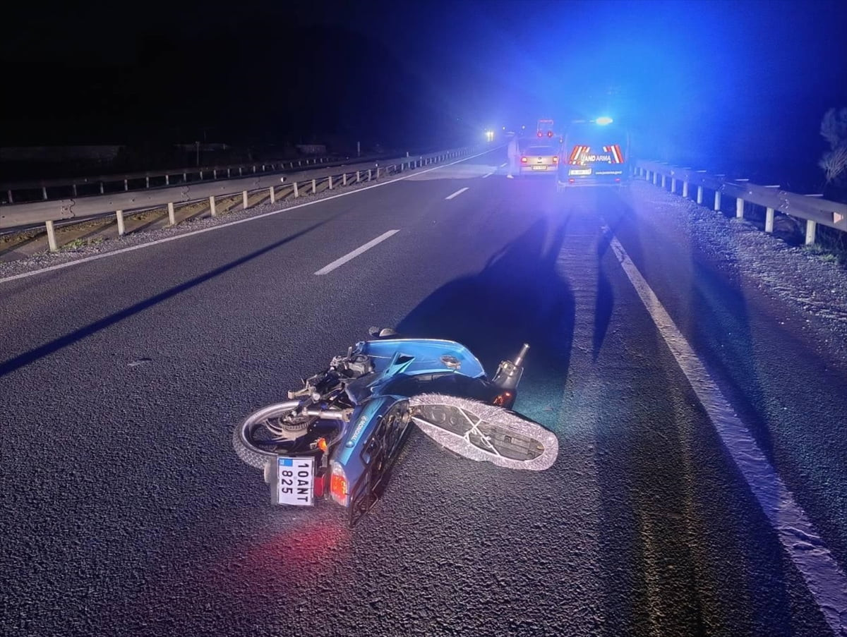 Balıkesir'in İvrindi ilçesinde devrilen motosikletin 15 yaşındaki sürücüsü hayatını kaybetti. Kaza...