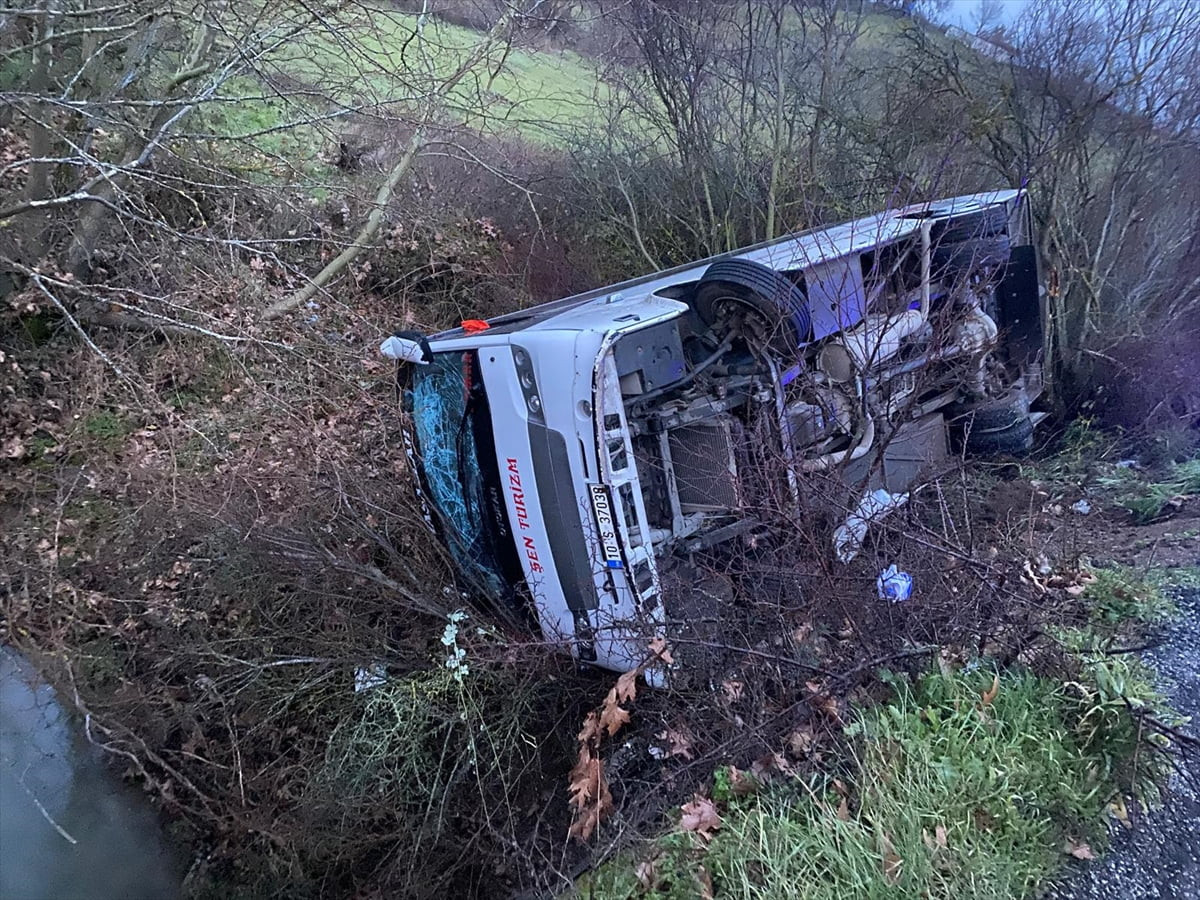 Balıkesir'in İvrindi ilçesinde, işçileri taşıyan midibüsün devrilmesi sonucu 16 kişi hafif...
