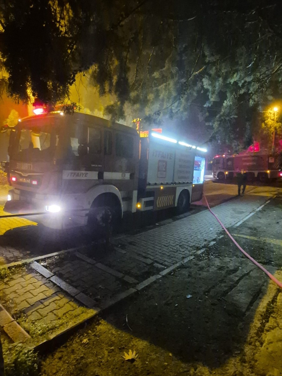 Balıkesir'in Karesi ilçesinde bir iş yerinde çıkan yangında dumandan etkilenen 2 kişi hastaneye...