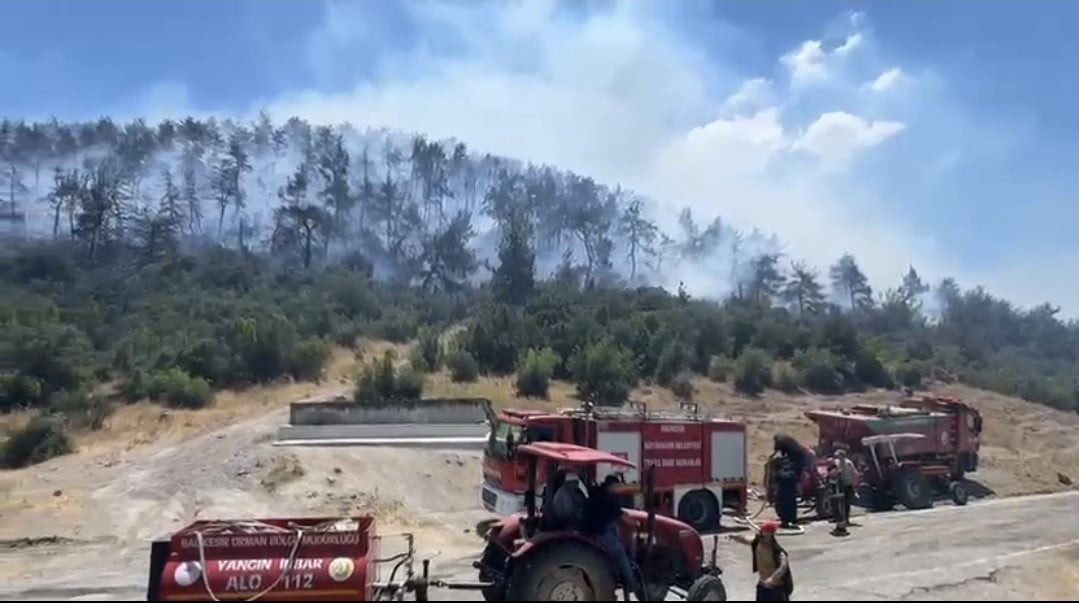 BALIKESİR'İN KEPSUT İLÇESİNDE ARAZİDE BAŞLAYIP ORMANA SİRAYET EDEN YANGINLA MÜCADELE...