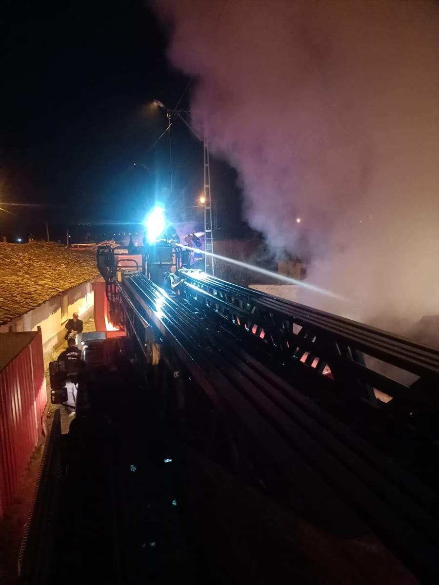  Balıkesir'in Manyas ilçesinde samanlıkta çıkan yangın ekiplerce söndürüldü. Yangın nedeniyle...