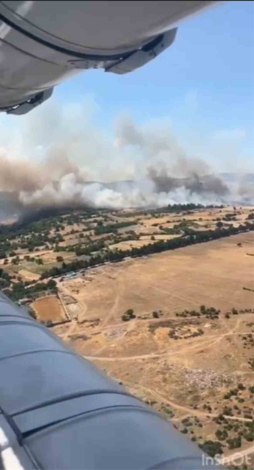 BALIKESİR'İN MERKEZ ALTIEYLÜL İLÇESİ KIRSALINDA ARAZİDE BAŞLAYIP ORMANA SİRAYET EDEN YANGINLA...