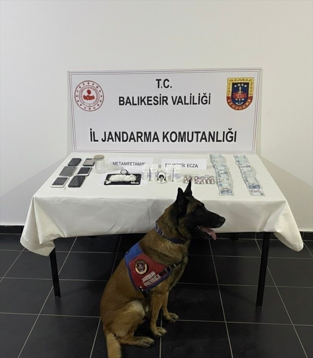 Balıkesir'in Savaştepe ilçesinde düzenlenen uyuşturucu operasyonunda gözaltına alınan 3 zanlı...