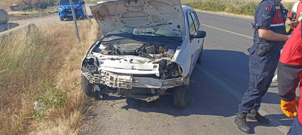 BALIKESİR'İN SAVAŞTEPE İLÇESİNDE MEYDANA GELEN ÇİFT TARAFLI TRAFİK KAZASINDA 1'İ AĞIR 7 KİŞİ...