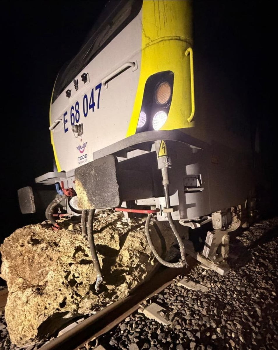 Balıkesir'in Savaştepe ilçesinde seyir halindeki bir yolcu treninin lokomotifi, hat üzerine düşen...