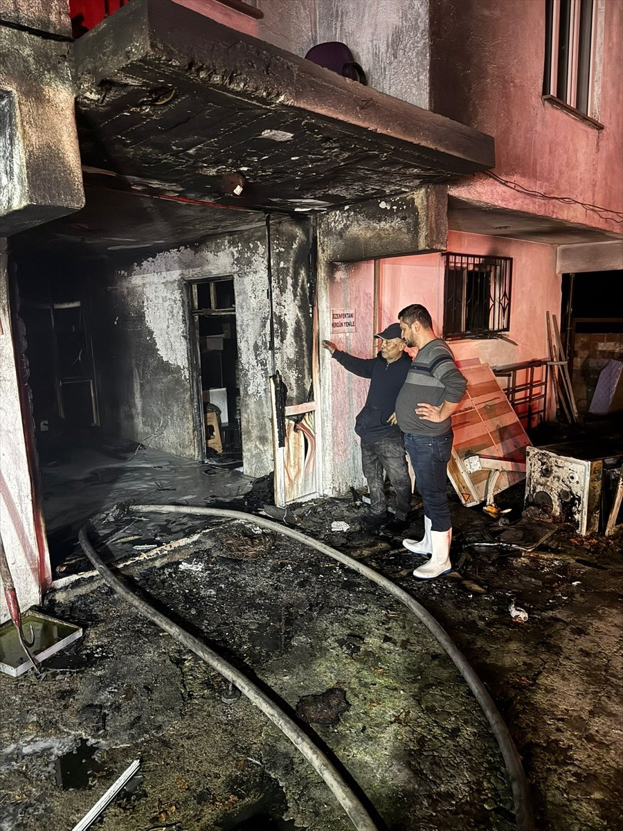 Balıkesir'in Savaştepe ilçesinde tavuk çiftliğinde çıkan yangında 5 bin civciv telef oldu. Yangın...