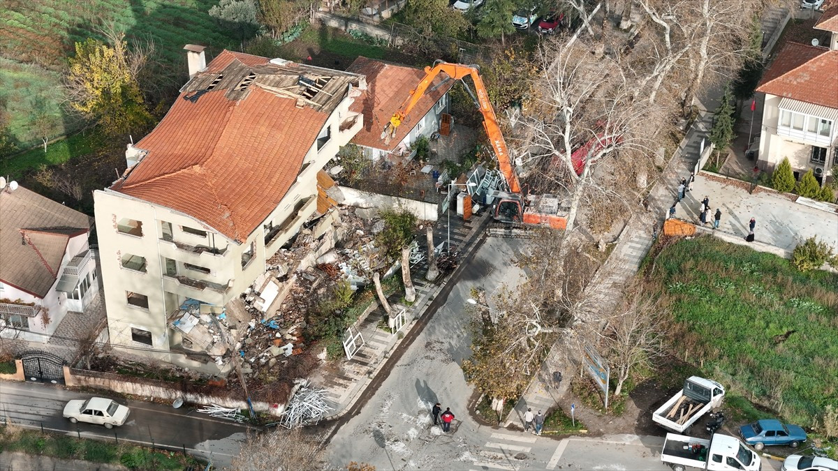 Balıkesir'in Sındırgı ilçesinde, 27 Ekim'de meydana gelen 6,1 büyüklüğündeki depremin ardından...