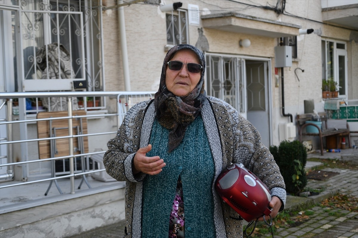 Balıkesir'in Sındırgı ilçesinde 27 Ekim'de meydana gelen depremlerde evi ağır hasar gören Kurtuluş...