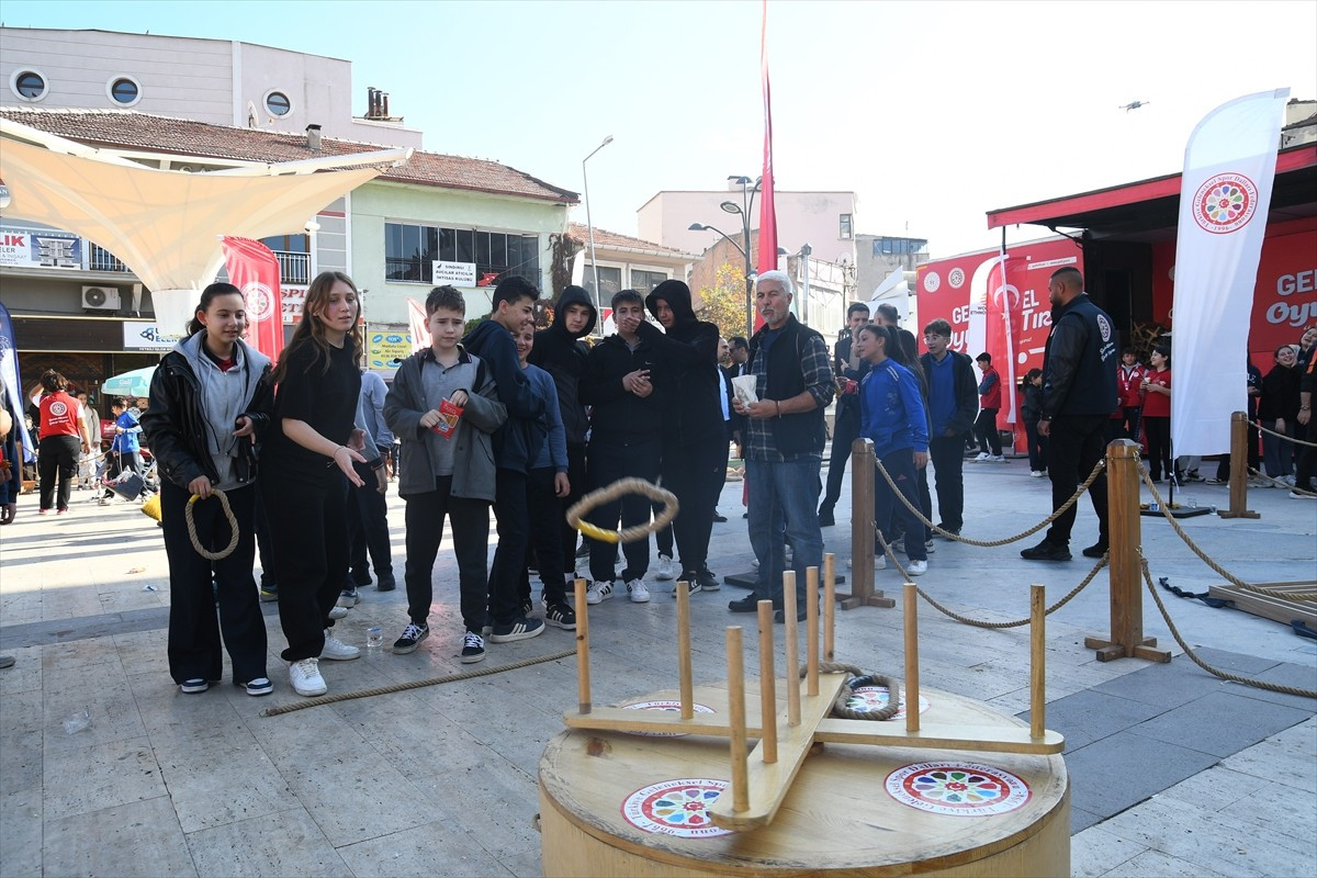 Balıkesir'in Sındırgı ilçesinde ağustos ayından bu yana devam eden depremlerden etkilenen...
