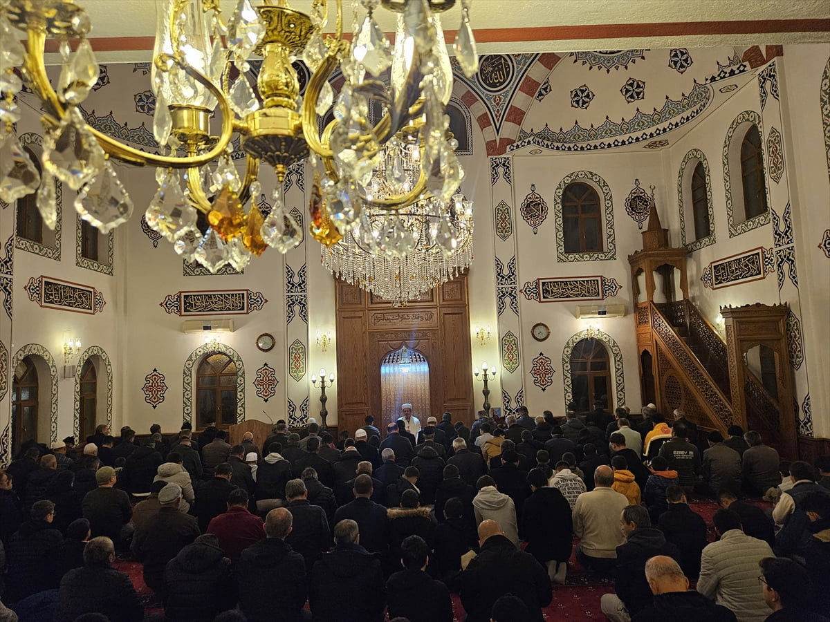 Balıkesir'in Sındırgı ilçesinde, Ebubekir Camisi'nde Regaip Kandili idrak edildi.