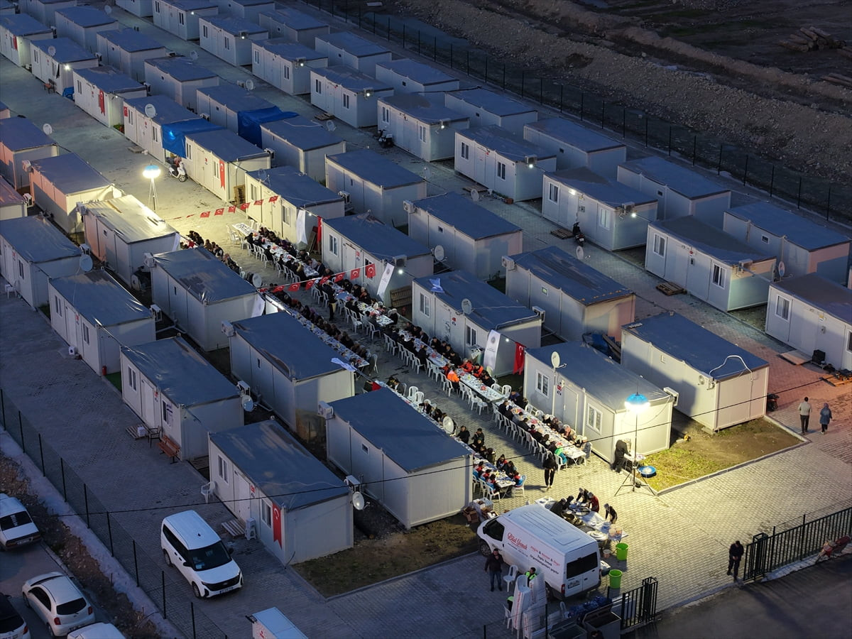 Balıkesir'in Sındırgı ilçesinde geçen yıl meydana gelen depremlerden etkilenenler için iftar...