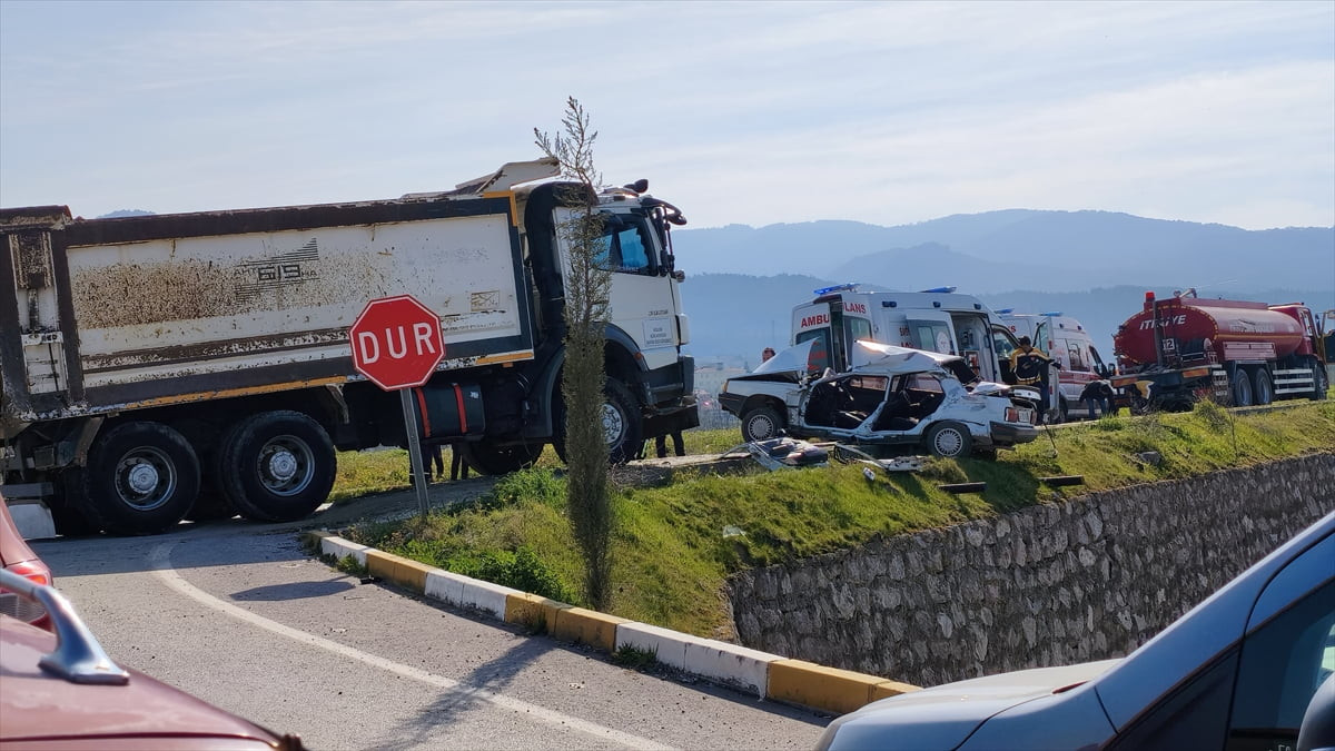 Balıkesir'in Sındırgı ilçesinde, kamyon ile otomobilin çarpışması sonucu 1 kişi yaşamını yitirdi...
