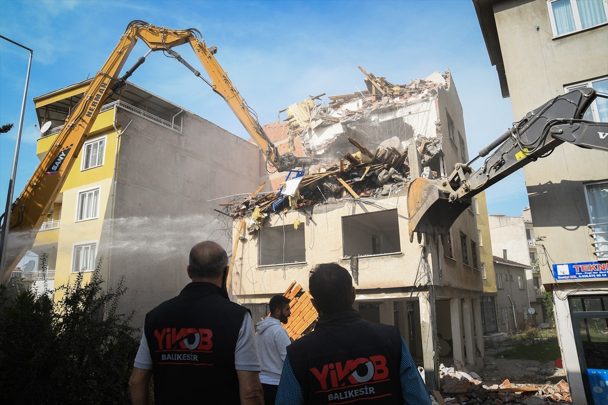 Balıkesir'in Sındırgı ilçesinde meydana gelen depremin ardından hasarlı yapılarda kontrollü yıkım...