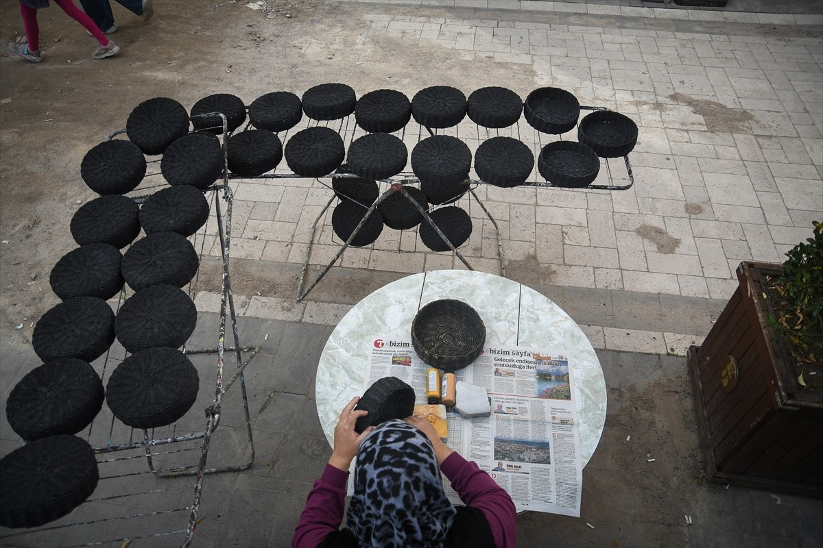 Balıkesir'in Sındırgı ilçesinde meydana gelen depremlerin ardından evlerini ve boş depoları...